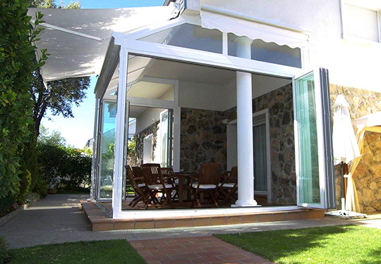 pergola con cerramiento plegable cortinas de crsital OldStonesEspacios castellon