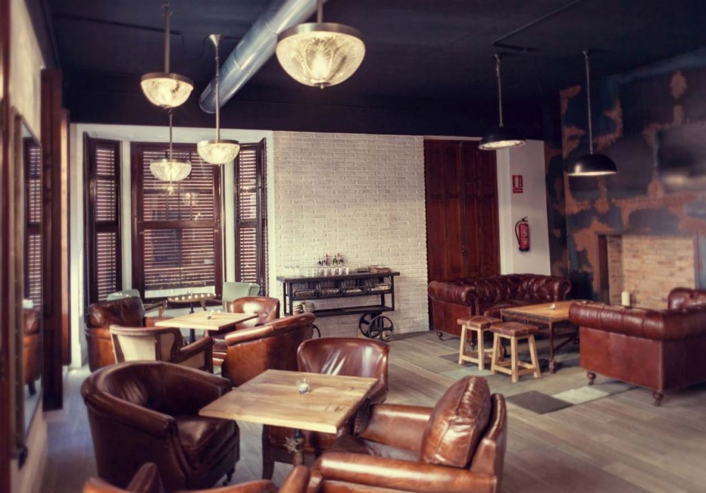 ambiente vintage cafetería sillones de cuero oldstones castellon