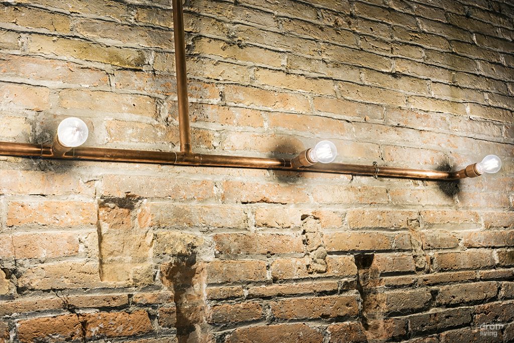 06 pared de ladrillo visto con lampara de tuberias de cobre decoracion old stones