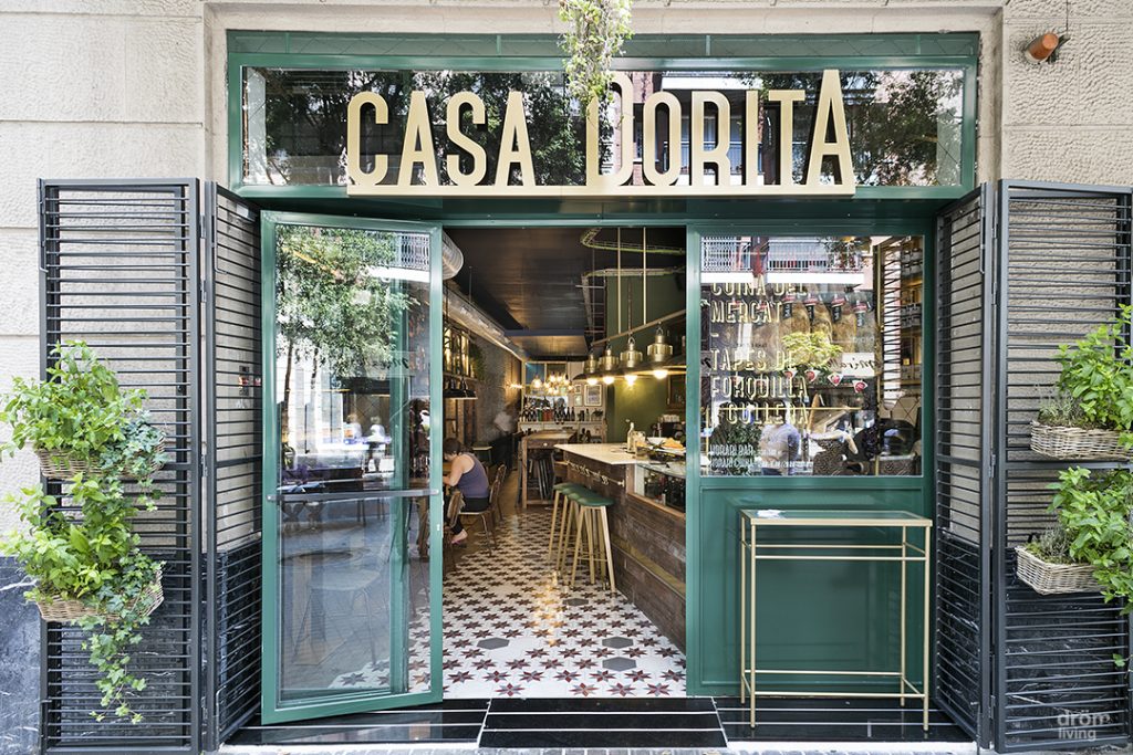 11 fachada restaurante estilo vintage con letras doradas decoracion old stones