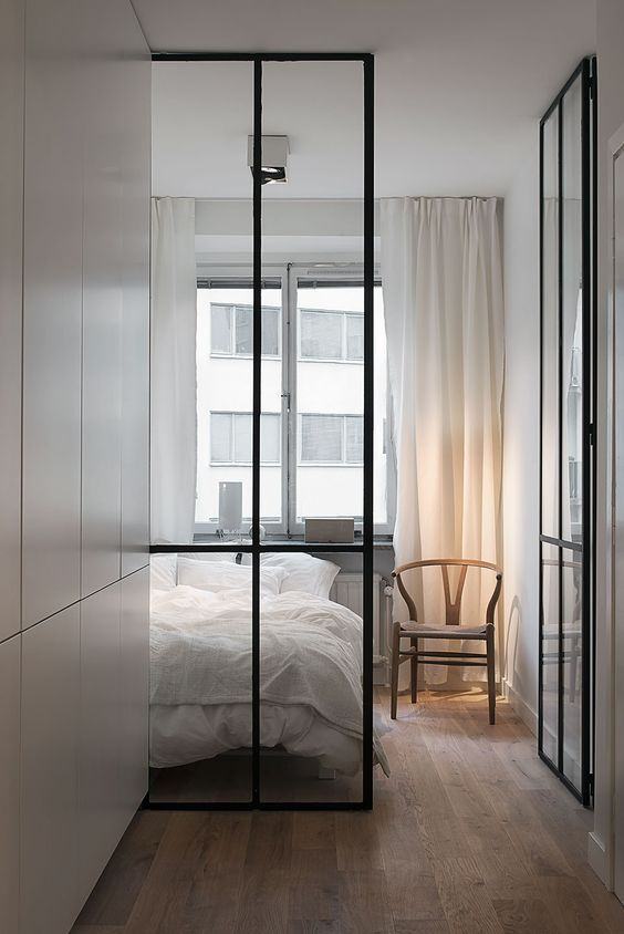 pared-con-puerta-de-cristal
